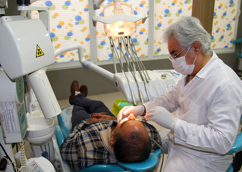 دکتر ناصر مومنی دندانپزشک